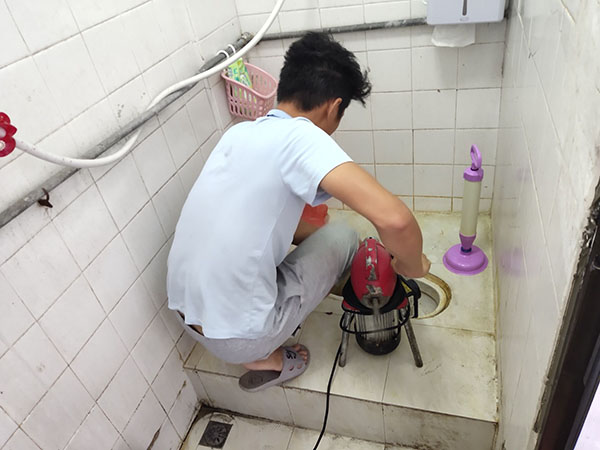 凌云管道堵塞冒臭气 专业师傅现场解决问题