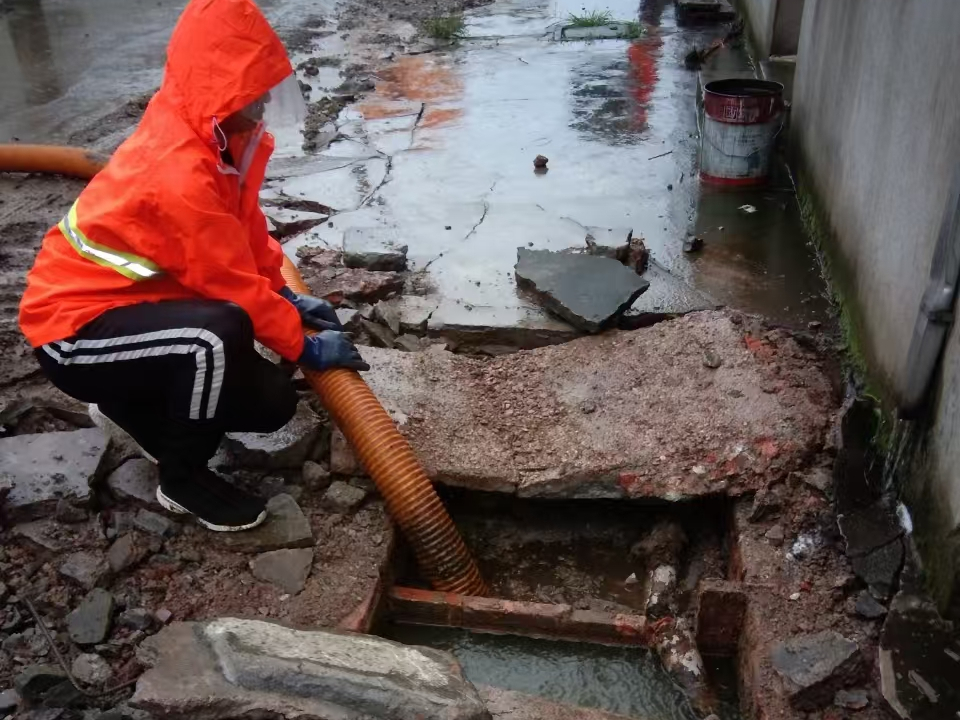 凌云专业清理污水池 炜誉市政以规范流程守护城市 “肠道”